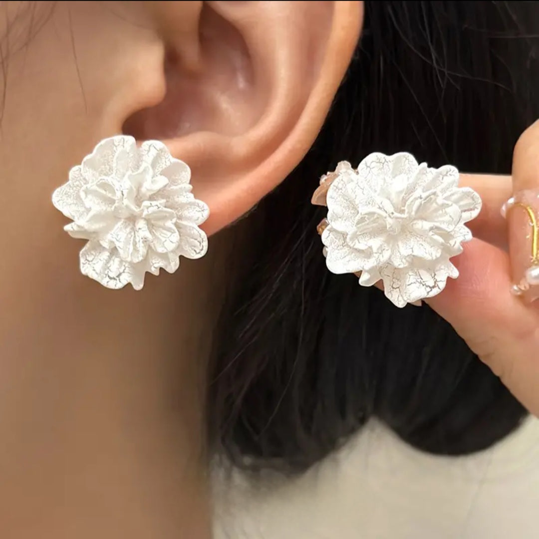MoUi. New Floral Frosted Stud