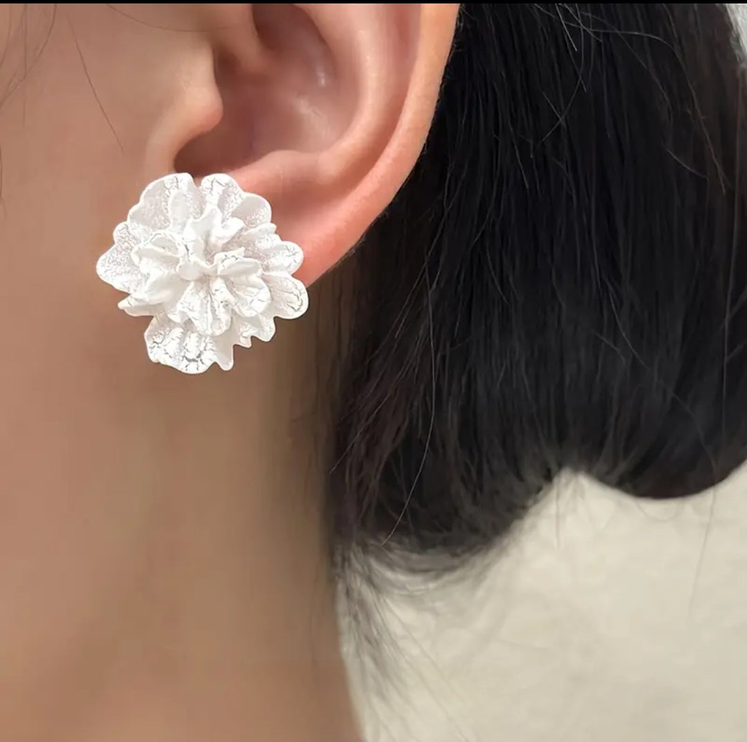 MoUi. New Floral Frosted Stud