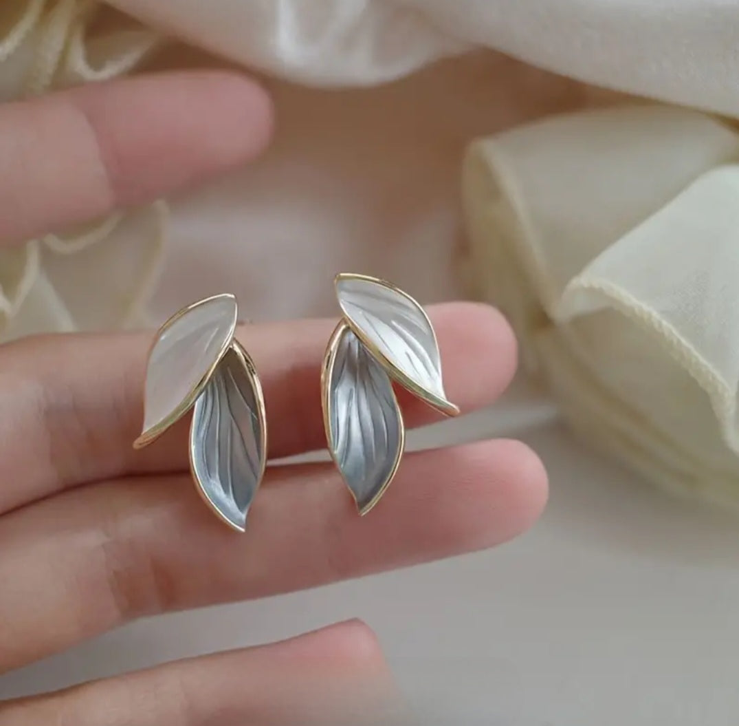MoUi. New Blue White Leaf Stud