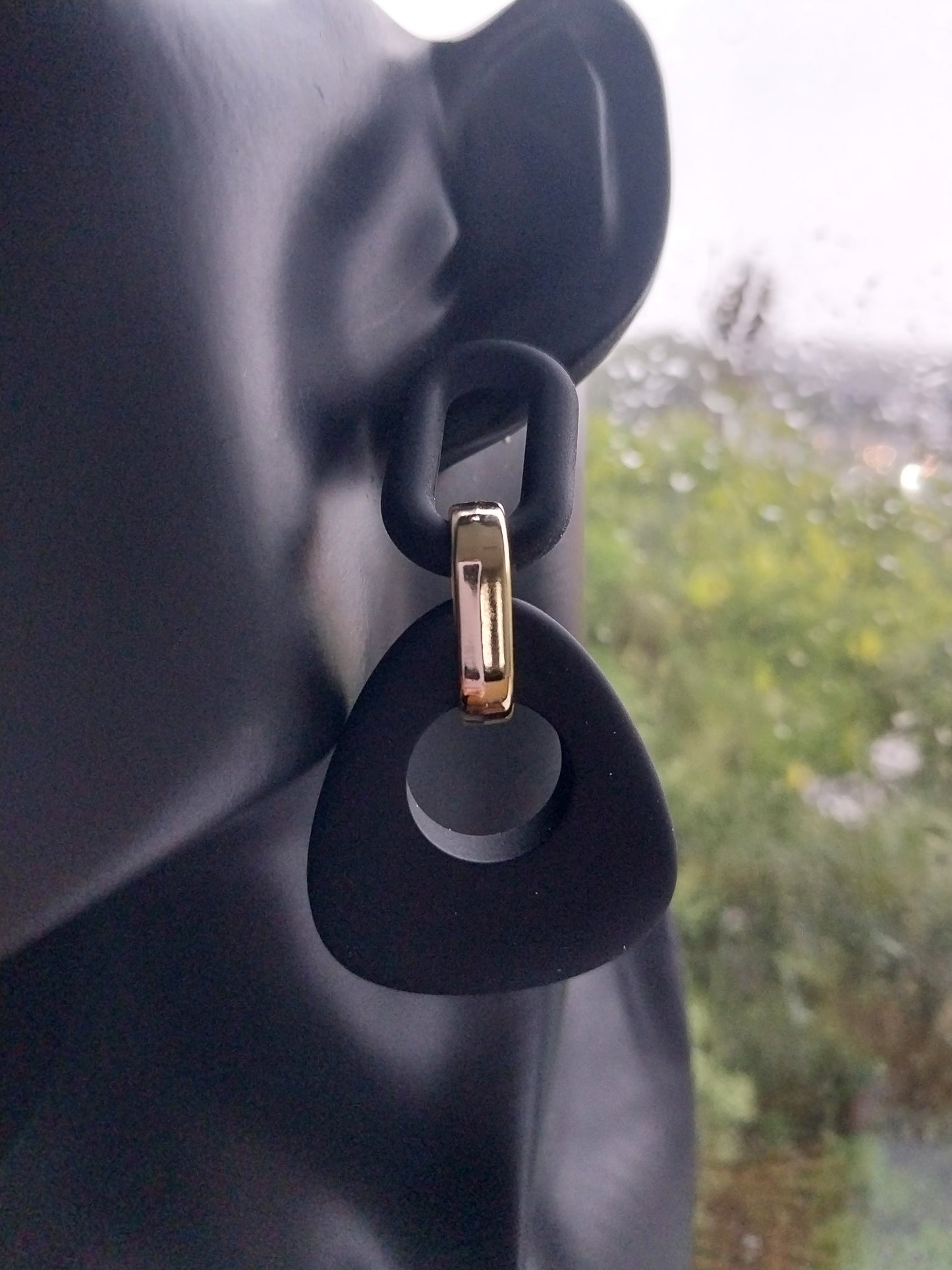 MoUi. New York Black Chain Drop
