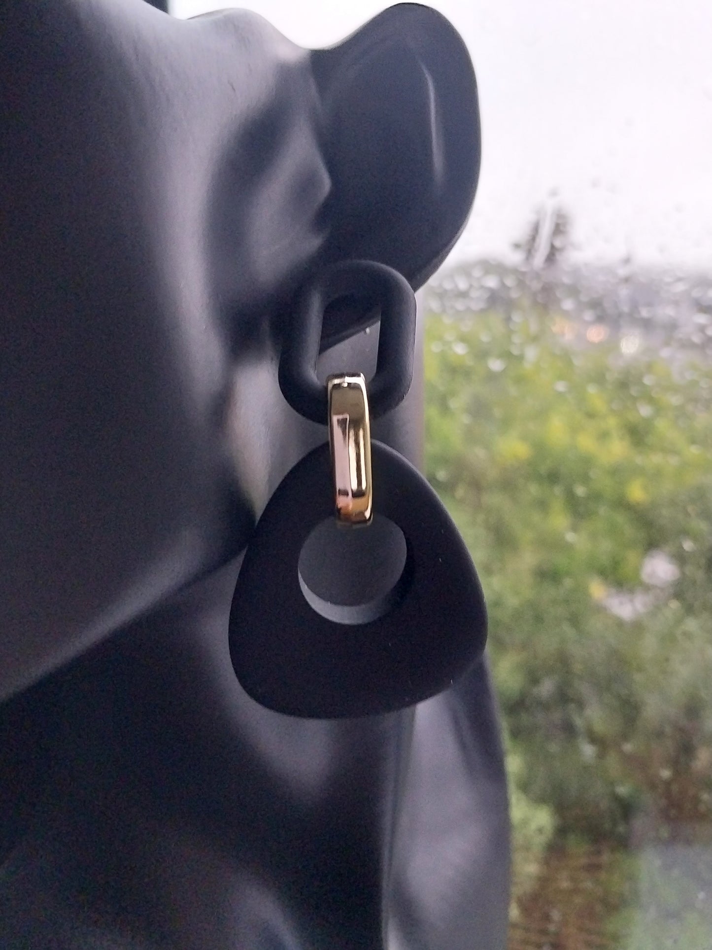 MoUi. New York Black Chain Drop