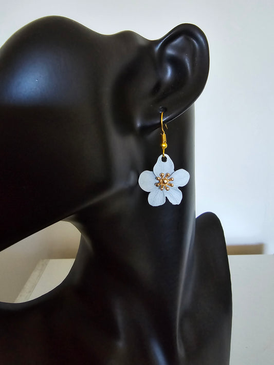 MoUI. Fun Flower Ceramic Drop Earrings White - Pacific Collection