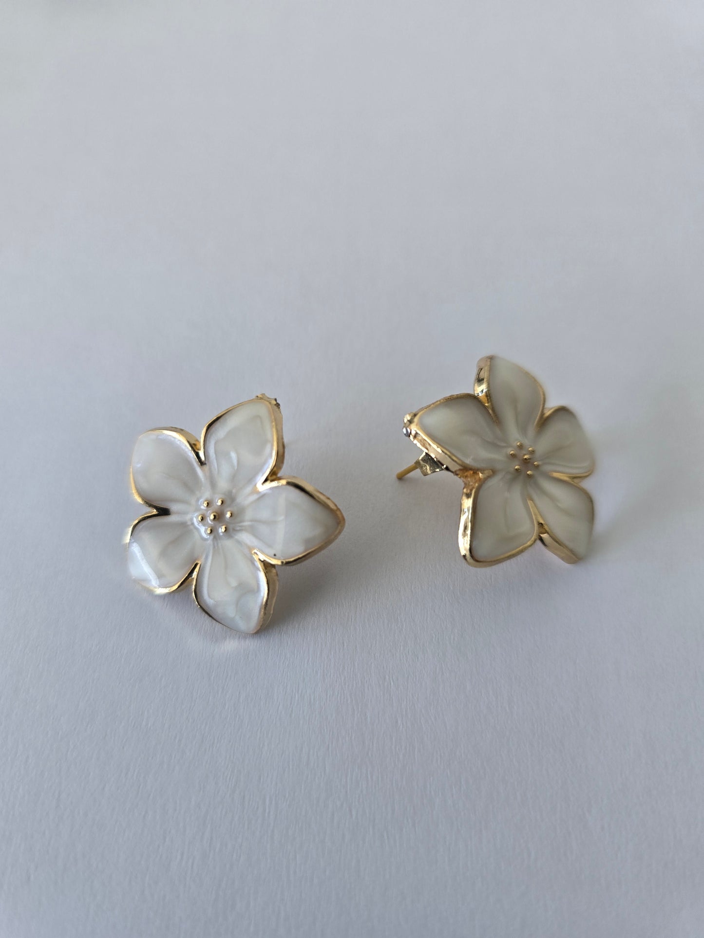 MoUi New Redesign Cream Floral Stud