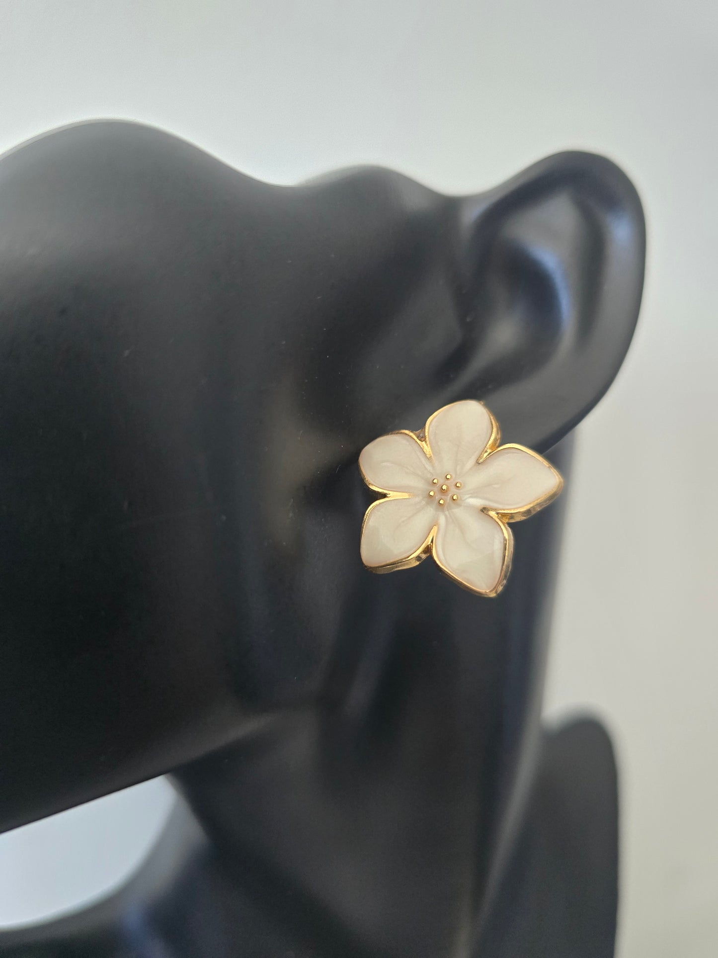 MoUi New Redesign Cream Floral Stud