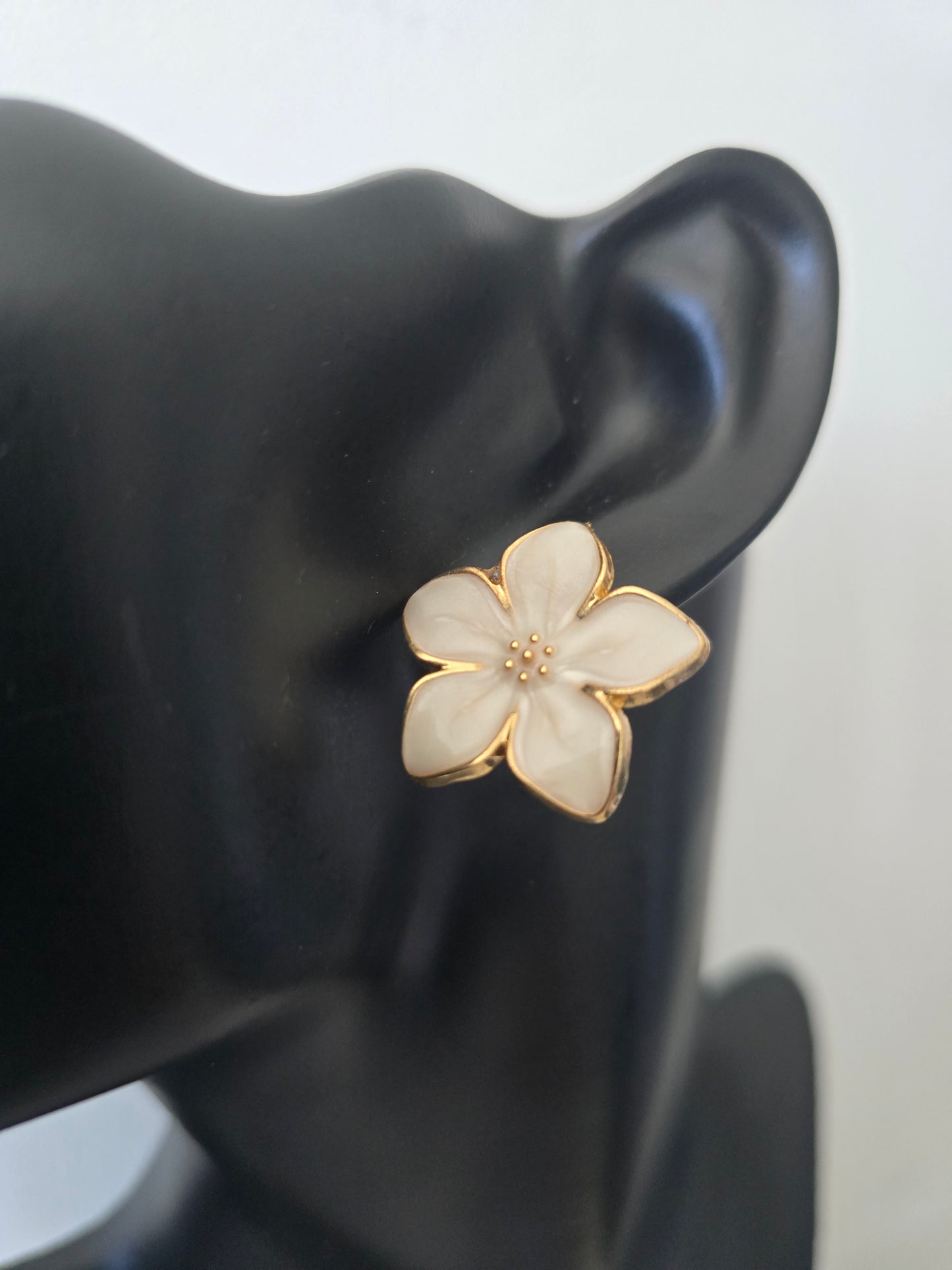 MoUi New Redesign Cream Floral Stud