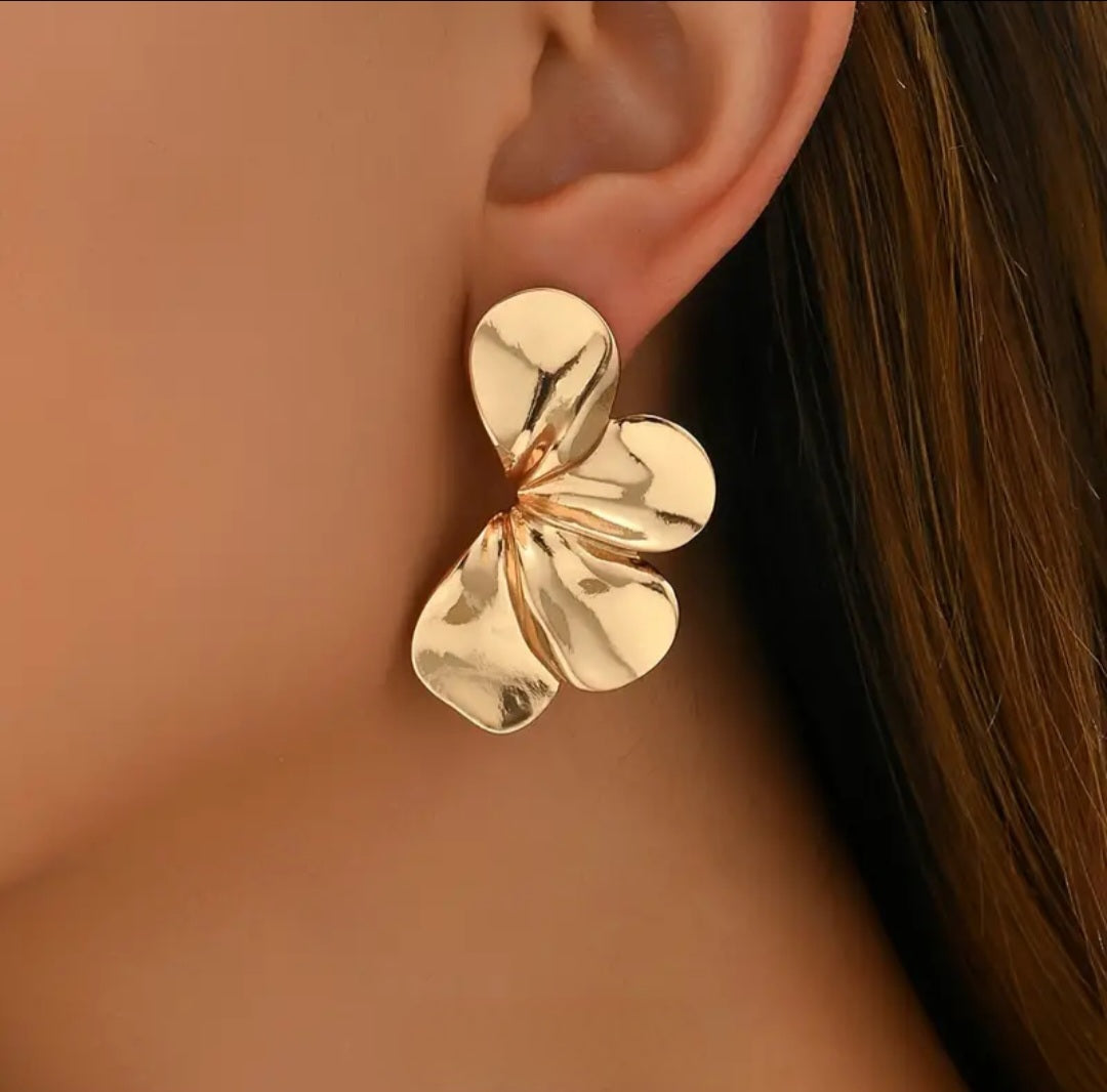 MoUi. New Chic Gold Petal Drop