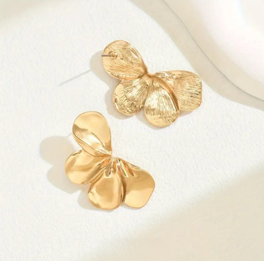 MoUi. New Chic Gold Petal Drop
