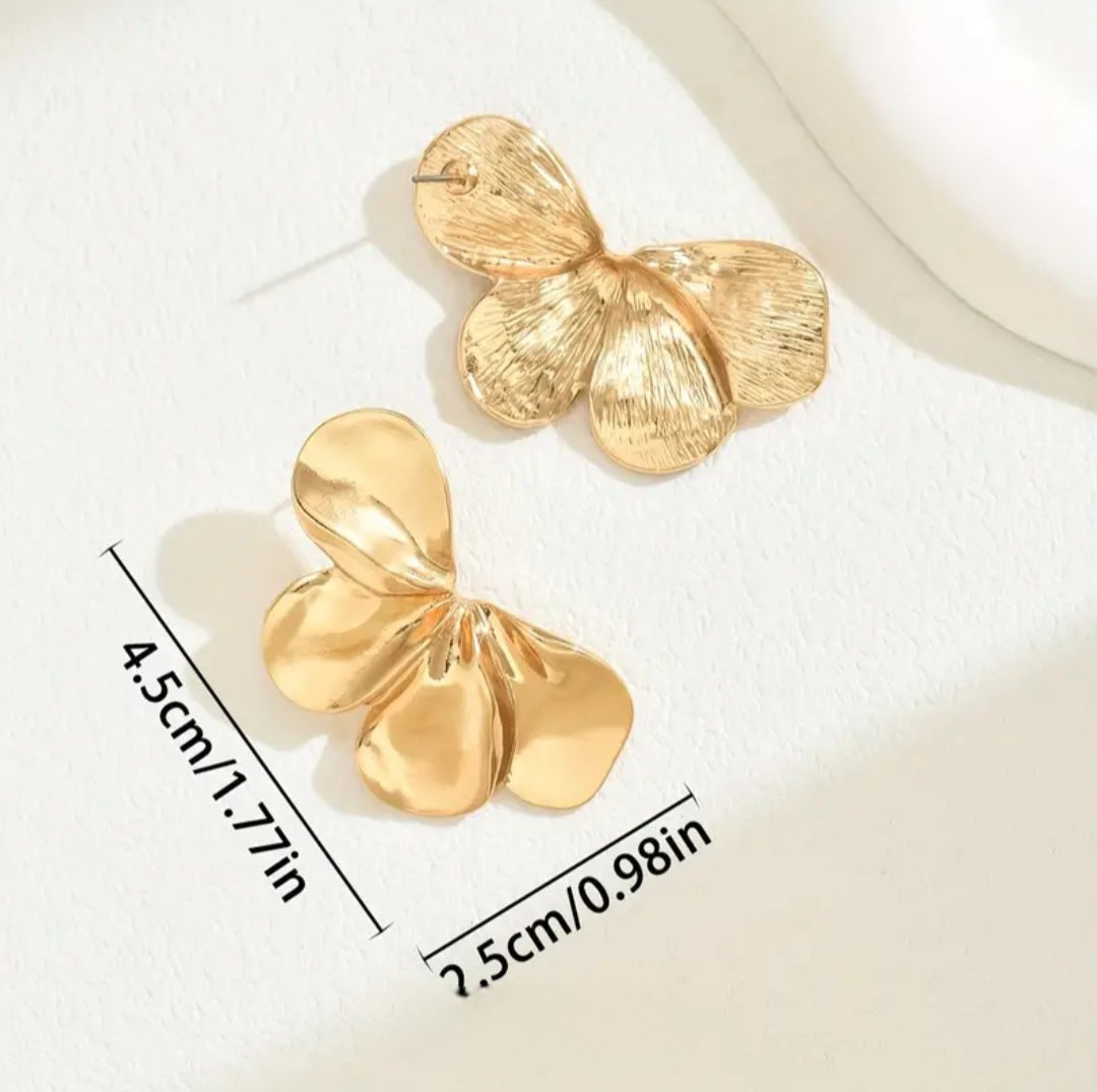 MoUi. New Chic Gold Petal Drop