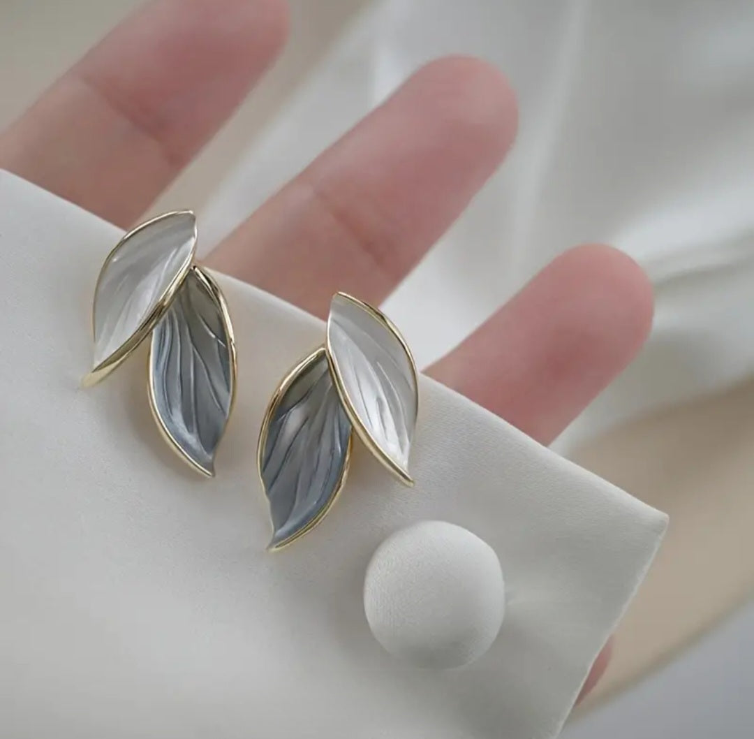 MoUi. New Blue White Leaf Stud