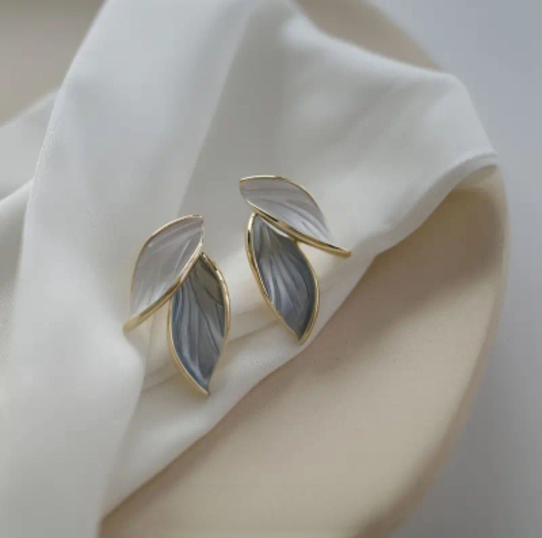 MoUi. New Blue White Leaf Stud