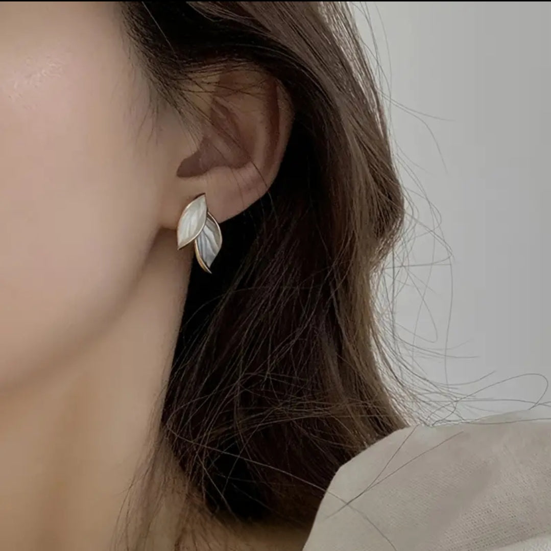 MoUi. New Blue White Leaf Stud