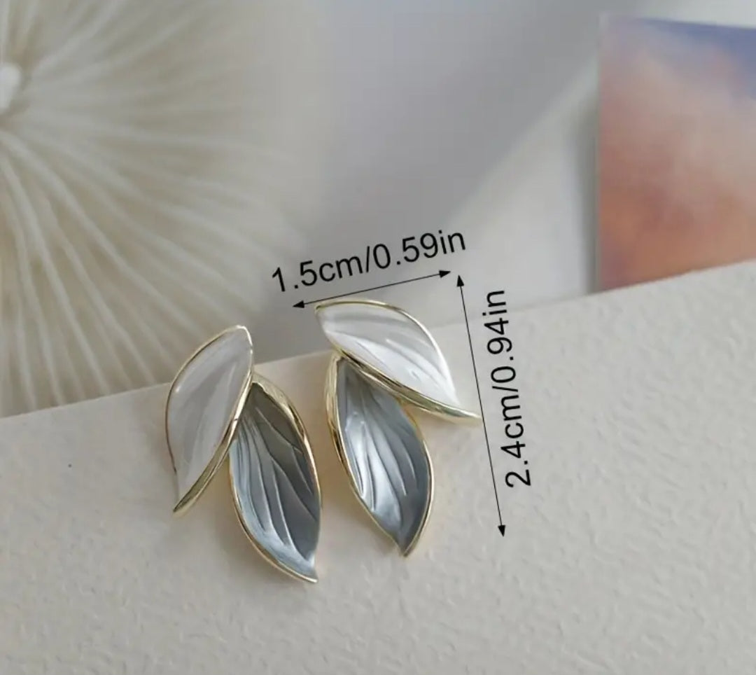MoUi. New Blue White Leaf Stud