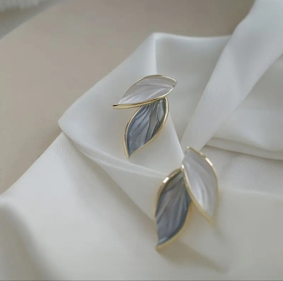 MoUi. New Blue White Leaf Stud