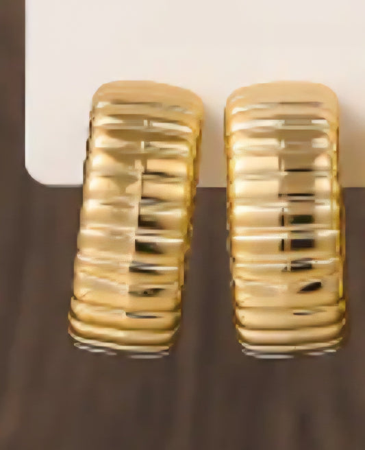 MoUi. New Gold Ribbed Hoop Earring