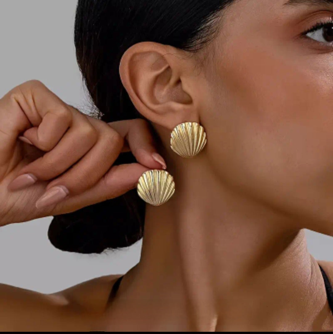 MoUi. New Elegant Gold Shell Stud Earring