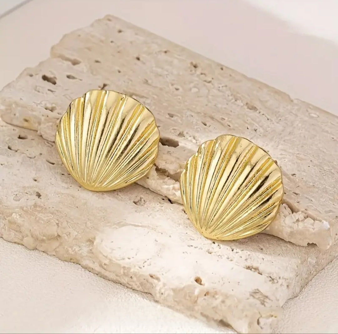 MoUi. New Elegant Gold Shell Stud Earring