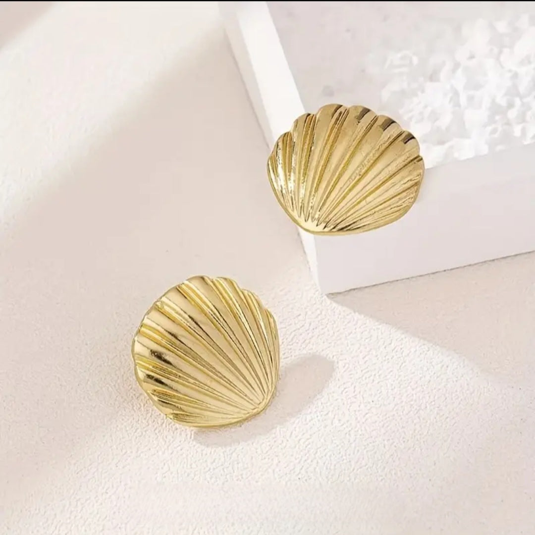 MoUi. New Elegant Gold Shell Stud Earring
