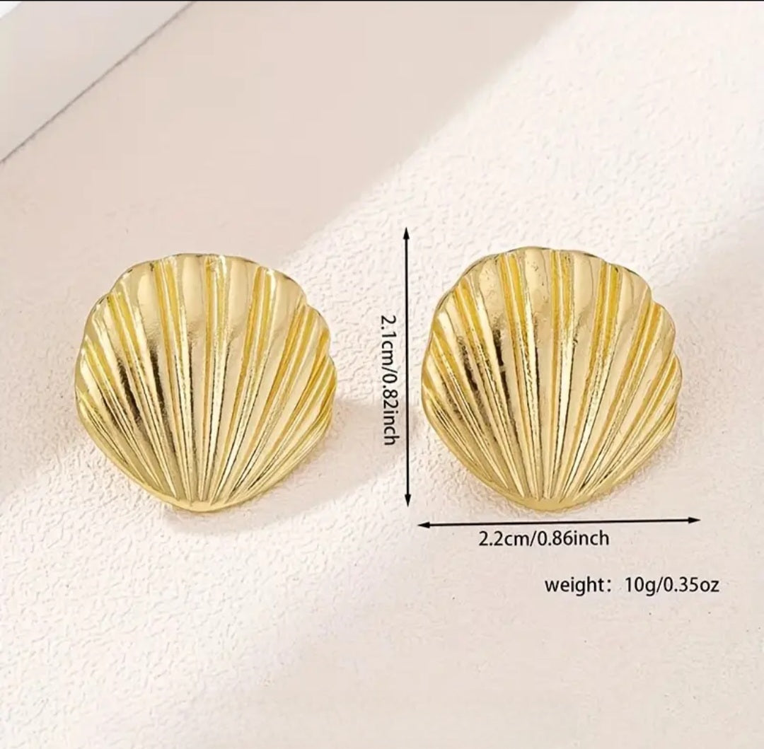 MoUi. New Elegant Gold Shell Stud Earring